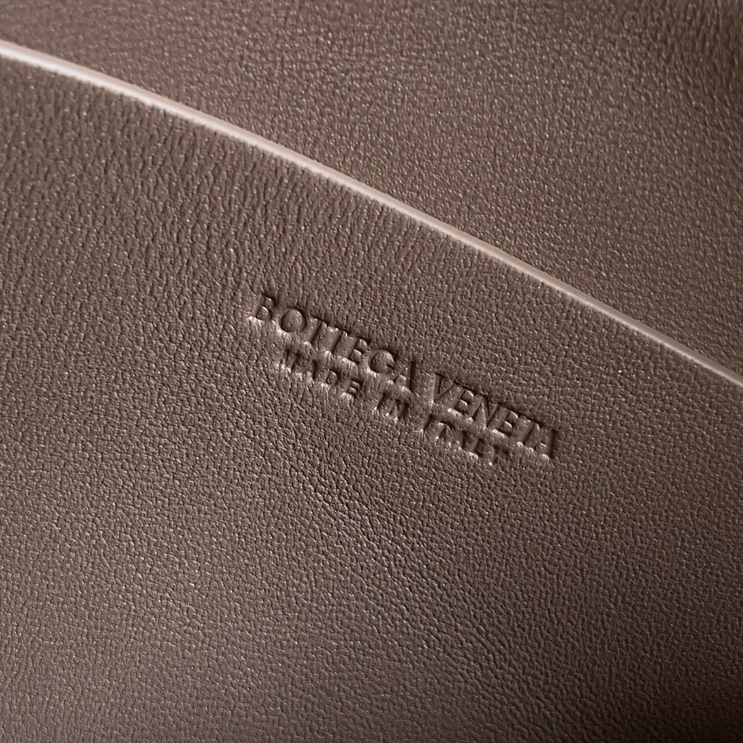 Batch 1260 BV new mini bag ceiling Bottegaveneta new Concert Pouch bag is small and has a large capacity. It can hold a Pro max mobile phone. The shoulder strap is adjustable for cross-body carry. It is very cost-effective when carried on one shoulder. The latest small bag in autumn has a lot of capacity. It can hold 4 short clips. I also tried it and it can hold one of my fists. It is cute, the capacity is touching and the length of the shoulder strap is adjustable for daily commuting. Full score 10 #bv woven bag Style number: 794258 Size: 18.5*11.5*8.5cm